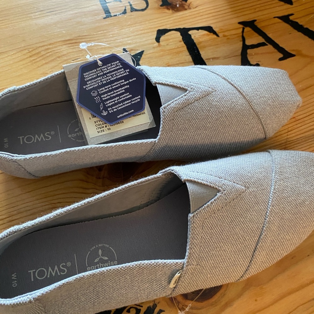 TOMS Women's Light Gray Canvas Flats NWT